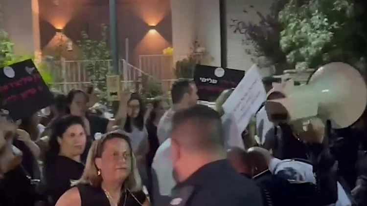 הגיעו להפגין נגד האלימות בגנים - וקיבלו מכות מהשוטרים