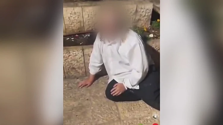 קבוצת ערבים התעללה בחרדי מוגבל שכלית - בשידור חי בטיקטוק
