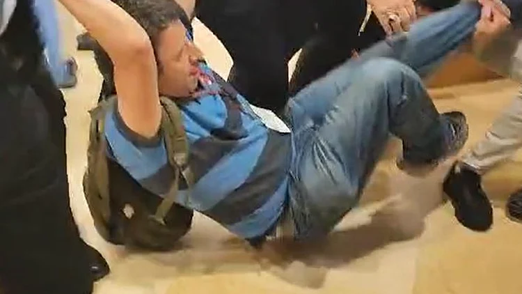 מפגינים ניסו להדביק עצמם לרצפה בכנסת; מחאה מול בית היועמ"שית