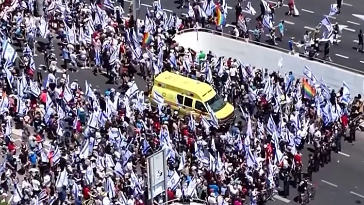 האמבולנסים והמחאה: רכבי ההצלה והמטופלים שנתקעו בהפגנות