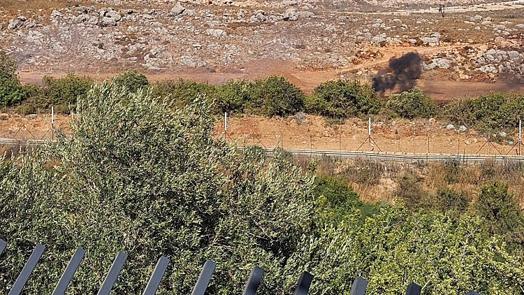פעילי חיזבאללה מדליקים אש מול גבול הצפון