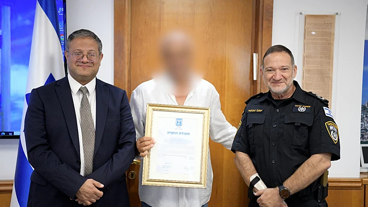 תעודת הוקרה למנטרל המחבל בת"א: "הציל חיי אדם"