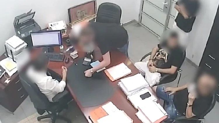 4 עבריינים מואשמים שסחטו באיומים עו"ד - ונתפסו בזמן מעשה