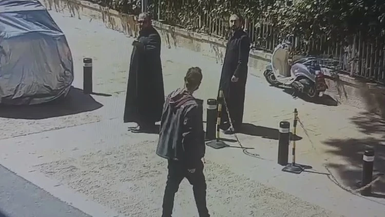 פשע שנאה: צעיר תועד מקלל ויורק לעבר כמרים בירושלים