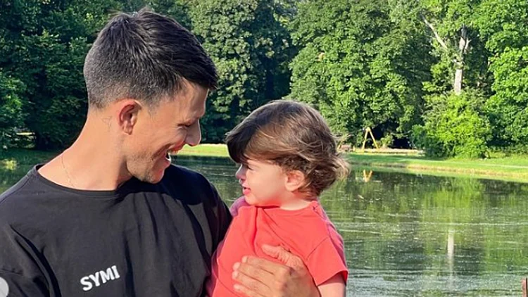 אסי עזר ובתו אלכס אשלי