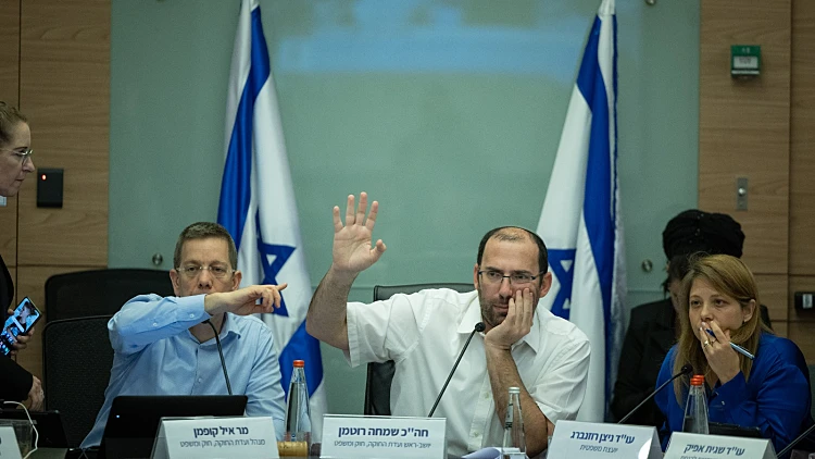 ועדת החוקה במרתון דיונים: ויכוחים ועימותים סביב ההצבעות