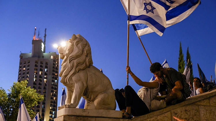 דרמה בכנסת ומחאה ברחובות: רגע האמת של המהפכה המשפטית