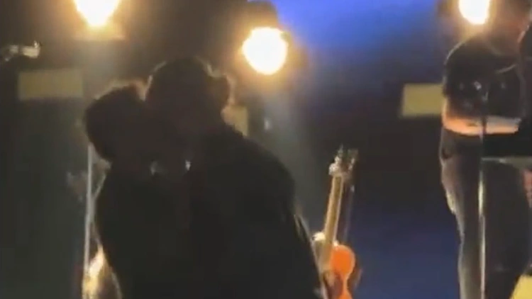 מלזיה: הסולן התנשק עם הבסיסט והורד מהבמה - הפסטיבל בוטל