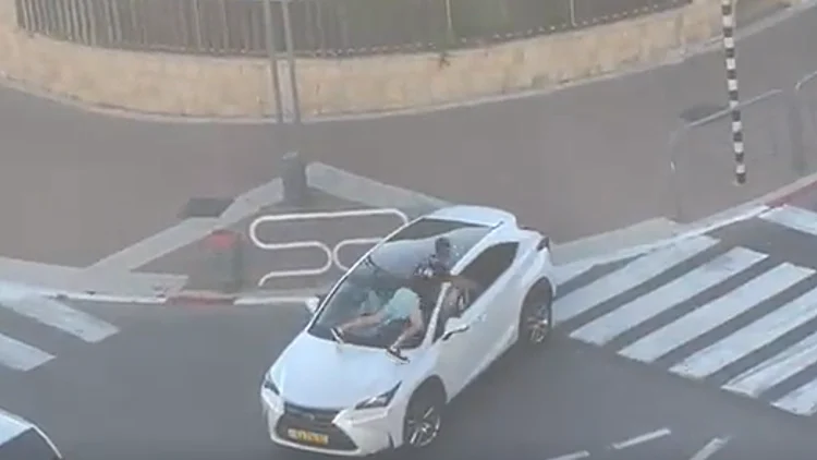 מכת האלימות בכבישים: טיפס על הרכב, תקף את הנהג - ונעצר | תיעוד