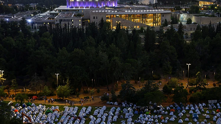 לילה עם המפגינים ב"עיר האוהלים" בי-ם: "נלחמים על הבית"