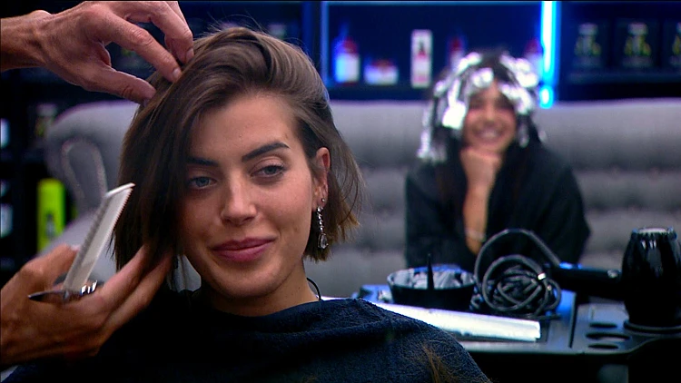 זה פרופסיונל! צפו באתי שי וספיר מקבלות טיפול במספרת האח