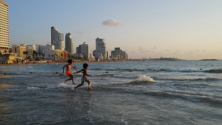 התחזית: חם בגבולות הממוצע, סיכוי לטפטוף לאורך מישור החוף