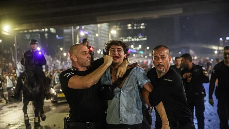 אמיתי בן ה-18 נעצר באלימות בת"א: "נאזק וחטף מכות רצח"