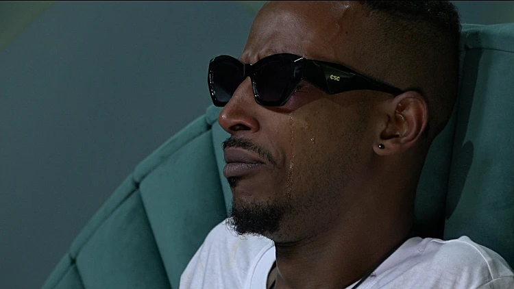 אברהם מתפרק בחדר האח