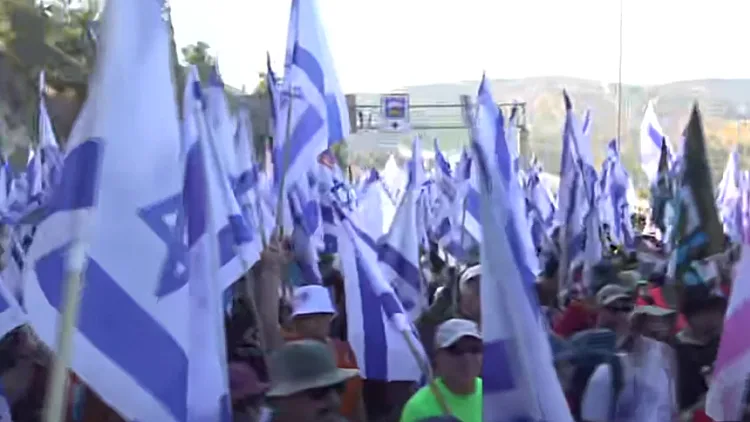 הישראלים שחוזרים מחו"ל כדי להפגין: "חשוב להיות פה כדי לעזור"