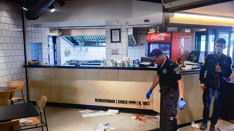 עדת ראייה בפיגוע: "המחבל כיוון עליי את האקדח - ולא ירה"