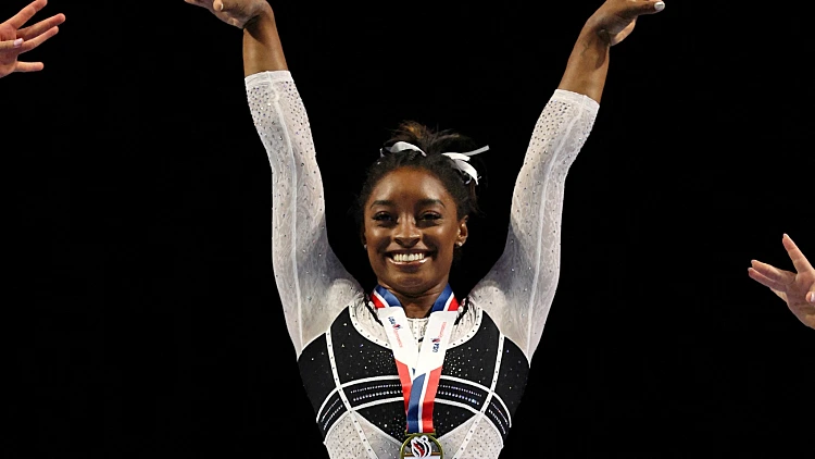 מהפנטת: סימון ביילס חזרה מפרישה של שנתיים - וזכתה במדליית הזהב