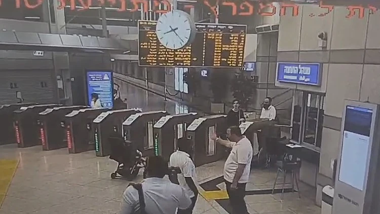 הפעוטה נשכחה בתחנת הרכבת - המאבטח נשאר להשגיח