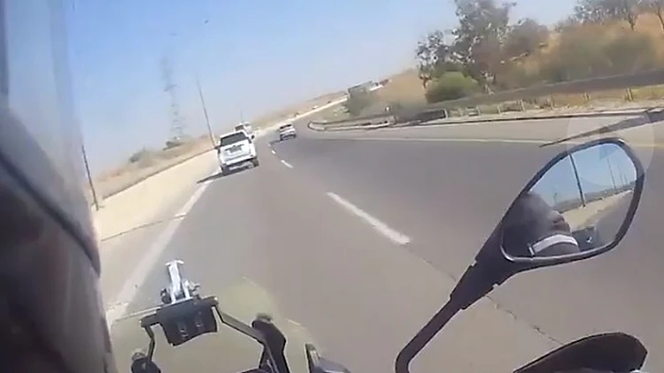 מזגזג בין נתיבים ברכב גנוב ופורץ מחסום: תיעוד מרדף ב-190 קמ"ש