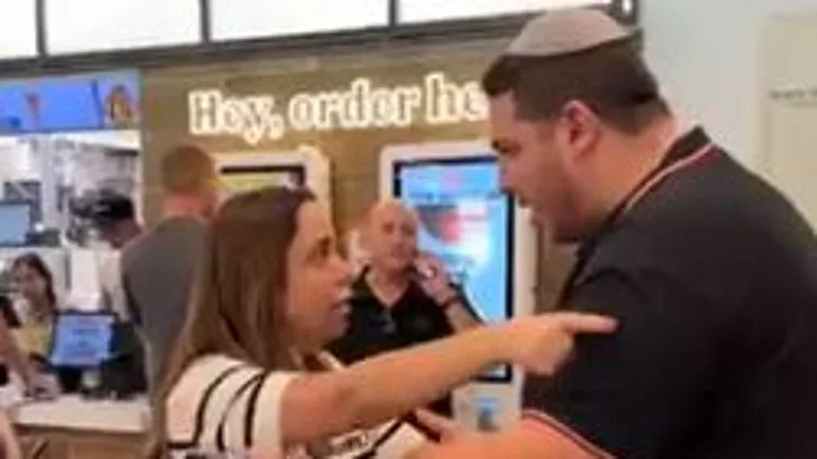 מאי גולן התעמתה עם מפגינים בנתב"ג - וטענה: "תקפו את אמי"