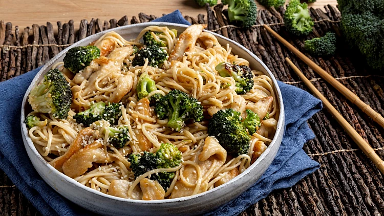 מוקפץ, נודלס עוף