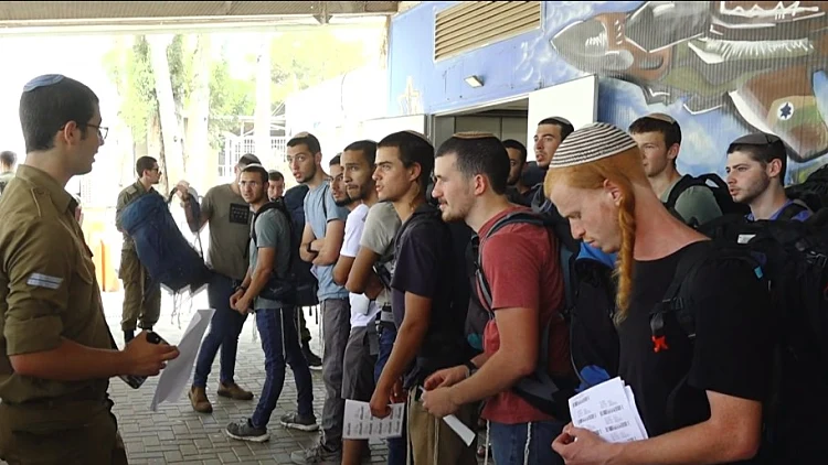 "הלב לא רגוע": מתגייסי אוגוסט בצל המחאה - והחשש בצה"ל
