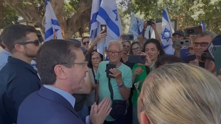 הרצוג למפגינים בזכרון יעקב: "מנהל דיאלוג עם כל מי שמוכן"