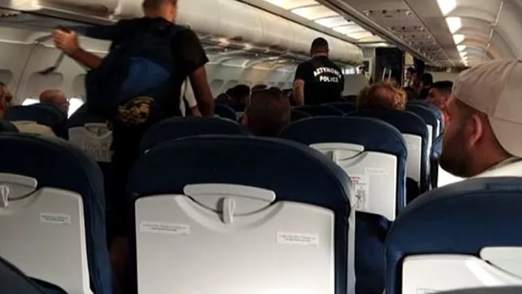 צעקו והתפרעו במטוס: חבורת נערים ישראלים נעצרה בקפריסין