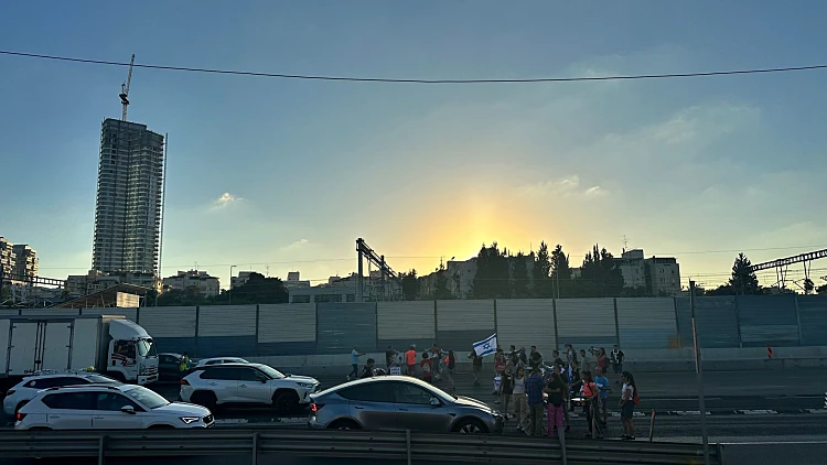 מבצע "ניגוד עניינים": מחאה מול בתי ח"כים, מפגינים חסמו את איילון