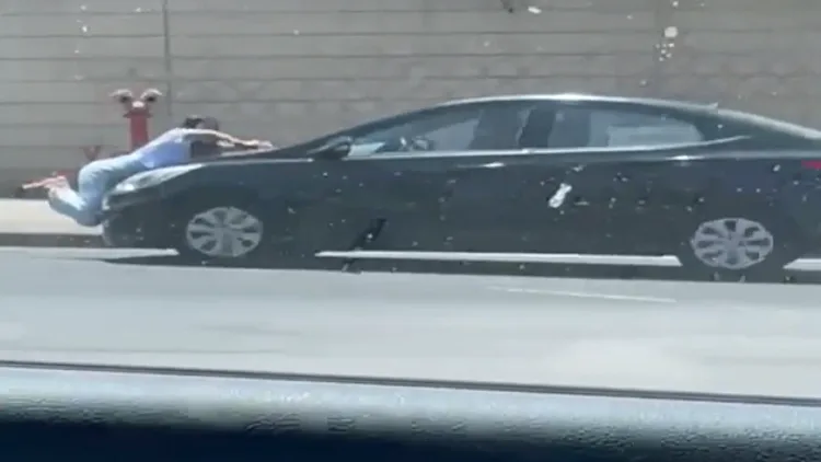 תיעוד: הנהג הפוגע ניסה להימלט - הנפגעת נתלתה על מכסה המנוע