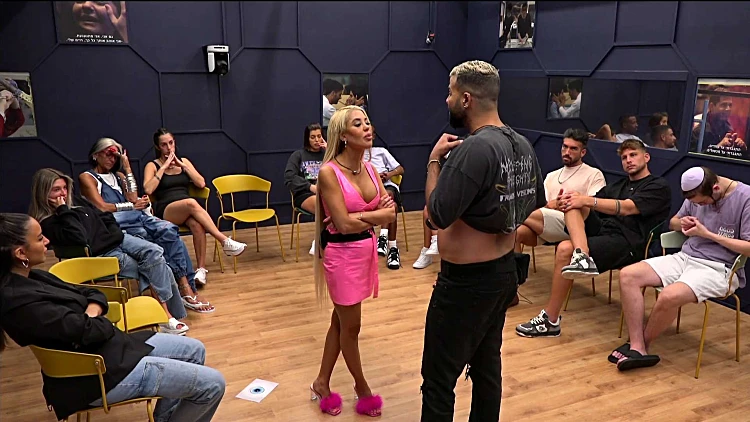 "אם לך מותר ללכת עם מטאטא על הראש, לי מותר ללכת עם כרס"