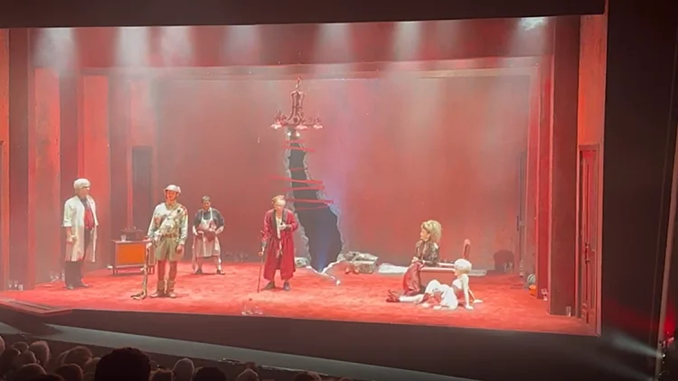 לקול צעקות "דמוקרטיה": נקטעה הצגת תיאטרון בקאמרי