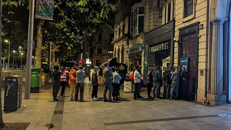 אירלנד: תקלה נדירה בכספומטים אפשרה לאנשים למשוך כסף חופשי