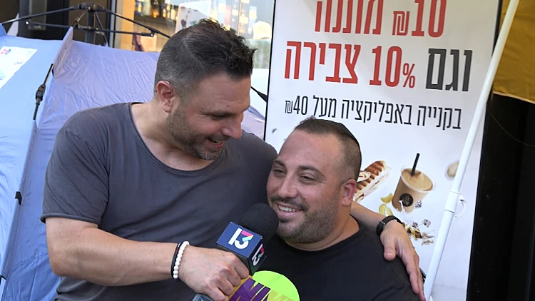 טילטיל מגיע לתחנת הדלק ברחובות ומתקיל אנשים בשאלות לגבי האח הגדול