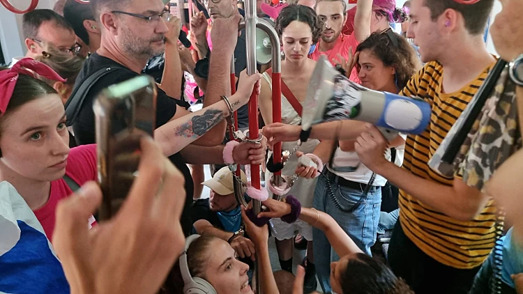 המחאה הגיעה לרכבת הקלה: מפגינים אזקו עצמם בתוך הקרון