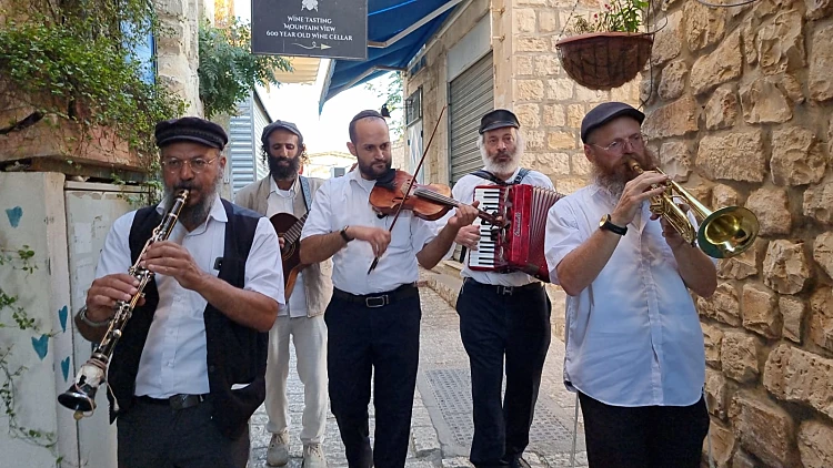 כליזמרים בסמטאות צפת