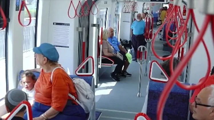 מבחן הרכבת הקלה: האם הקו האדום מהיר יותר מהרכב או האוטובוס?