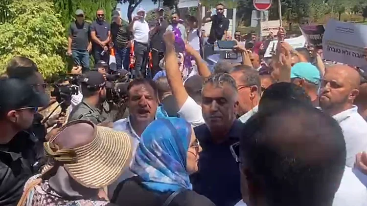 ראשי רשויות ערביות מחו בי-ם, עימות בין ח"כ עודה לשוטרים