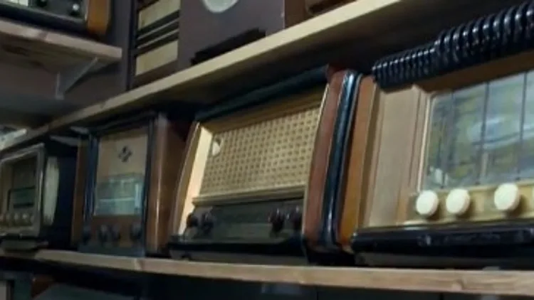 "זה אוצר נוסטלגי": הישראלים שמשתמשים בטלפון קווי וטרנזיסטור