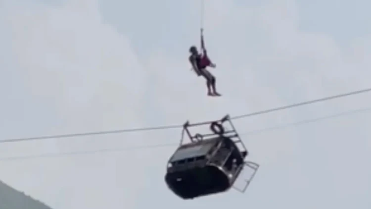 בגובה 300 מטרים: מאמצים לחילוץ ילדים שנתקעו על רכבל בפקיסטן