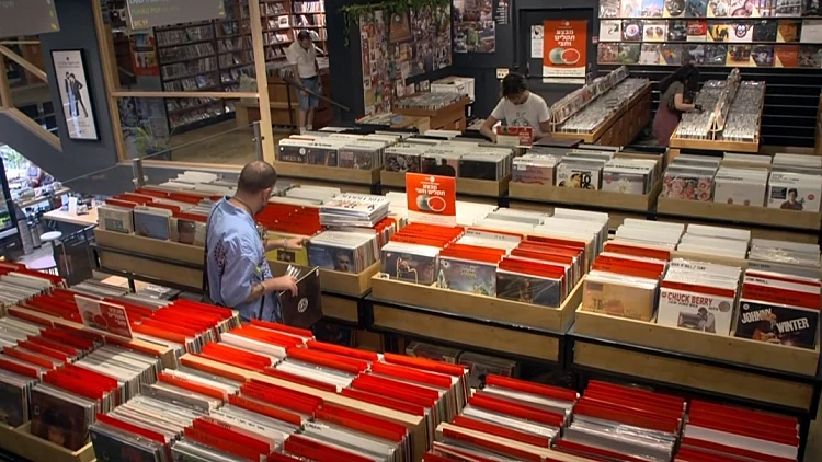 "געגוע להתחברות": הישראלים שמשתמשים בפטיפון ומצלמת פילם