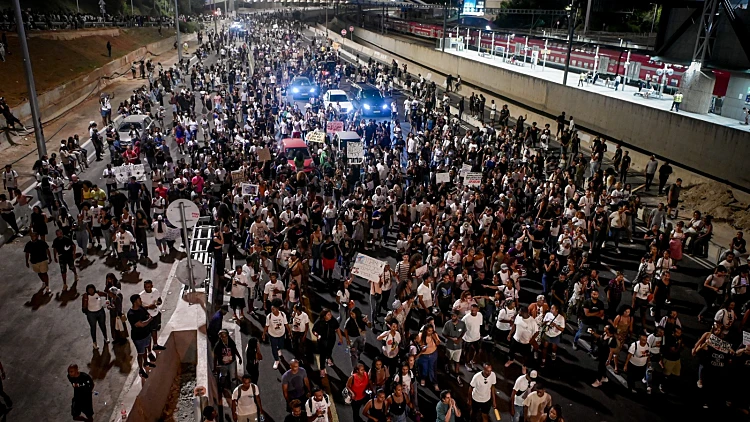 מהומות במחאת "צדק לרפאל": שוטר נדקר, 8 מפגינים נעצרו