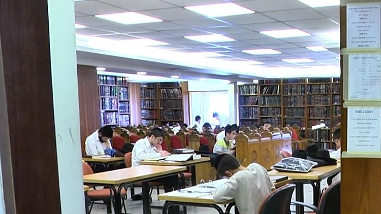 בלי נוכחות, עם מבחנים בזום: הדרך הקלה לתואר במסלול לחרדים