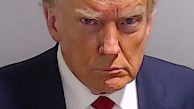 תמונה היסטורית: טראמפ הסגיר את עצמו ונעצר בחשד להטיית הבחירות