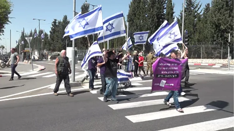 "רוצים אנשים מחוייבים בצבא": האמהות נגד פטור הגיוס לחרדים