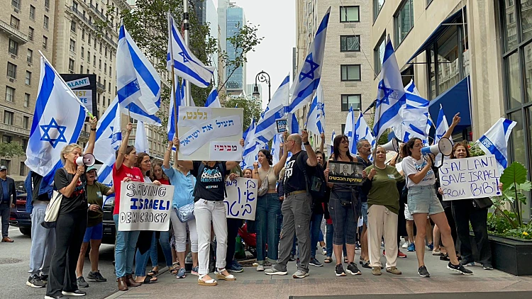 עשרות מפגינים מול המלון של גלנט בניו יורק: "להציל מביבי"