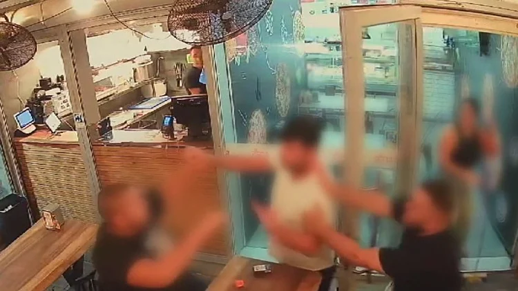 מכות בפיצרייה: עובד הותקף ע"י לקוח, בעל המקום נשלח למעצר בית