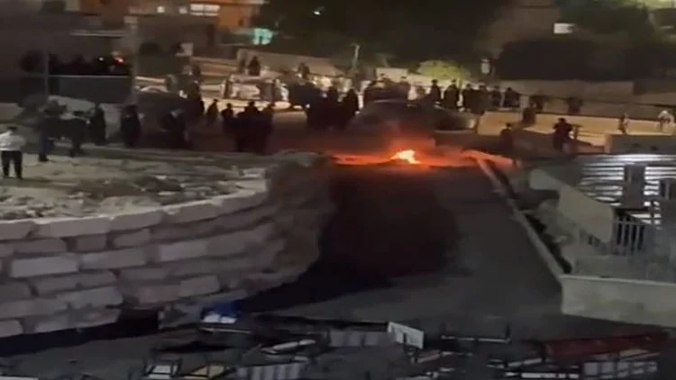 מהומות בבית שמש: ראש העיר הייתה נצורה במבנה, רכבה נופץ