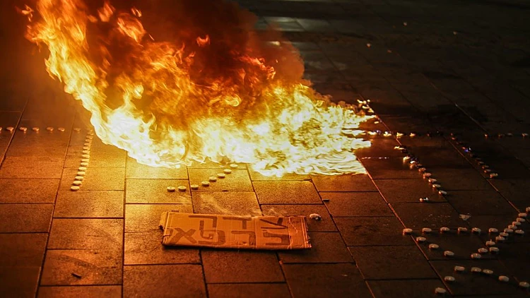 מחאת "צדק לרפאל": רימוני הלם, בקת"בים ואבנים, שוטר נפצע קשה