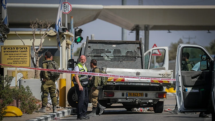 פיגוע דריסה במחסום מכבים: צעיר נהרג ו-5 נפצעו, המחבל נוטרל